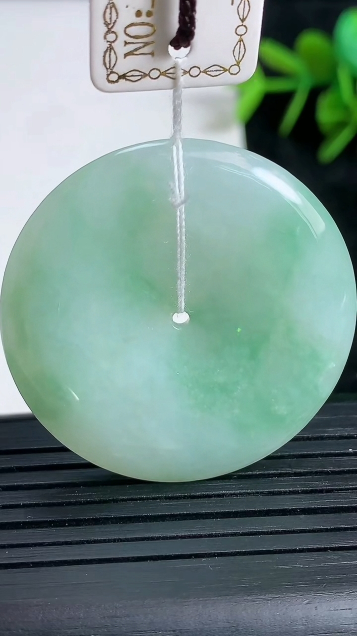 天然A货翡翠平安扣吊坠尺寸36.8-6.2重量:18.40g
3月23日