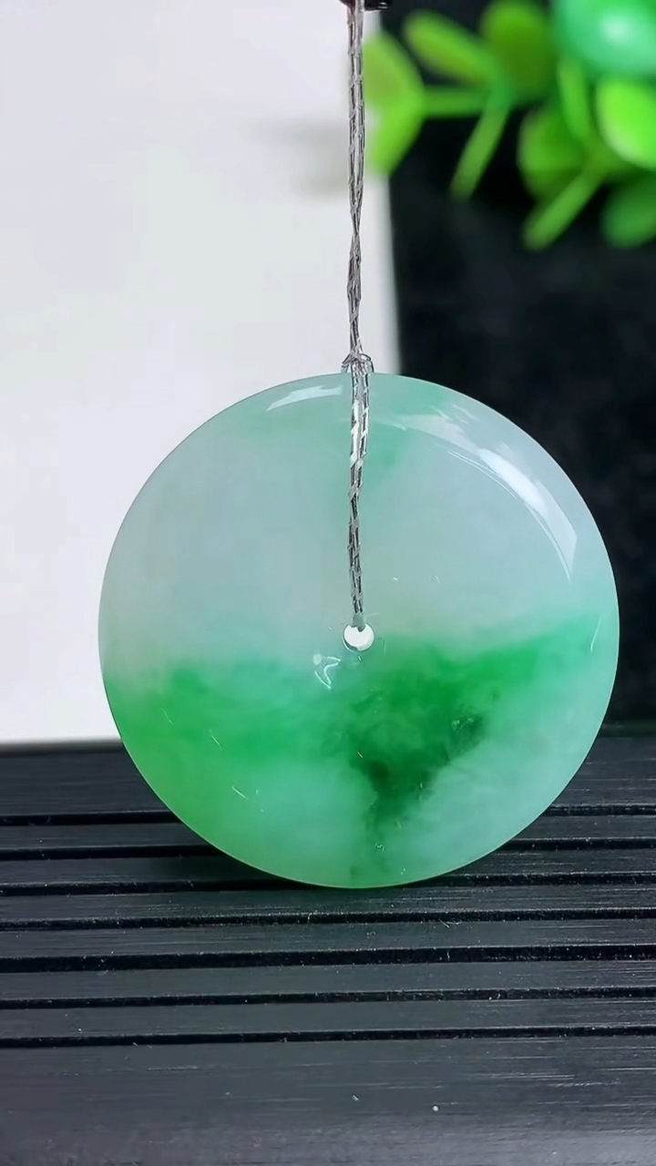 天然A货翡翠平安扣吊坠尺寸28.7-6.2重量:10.69g
3月23日