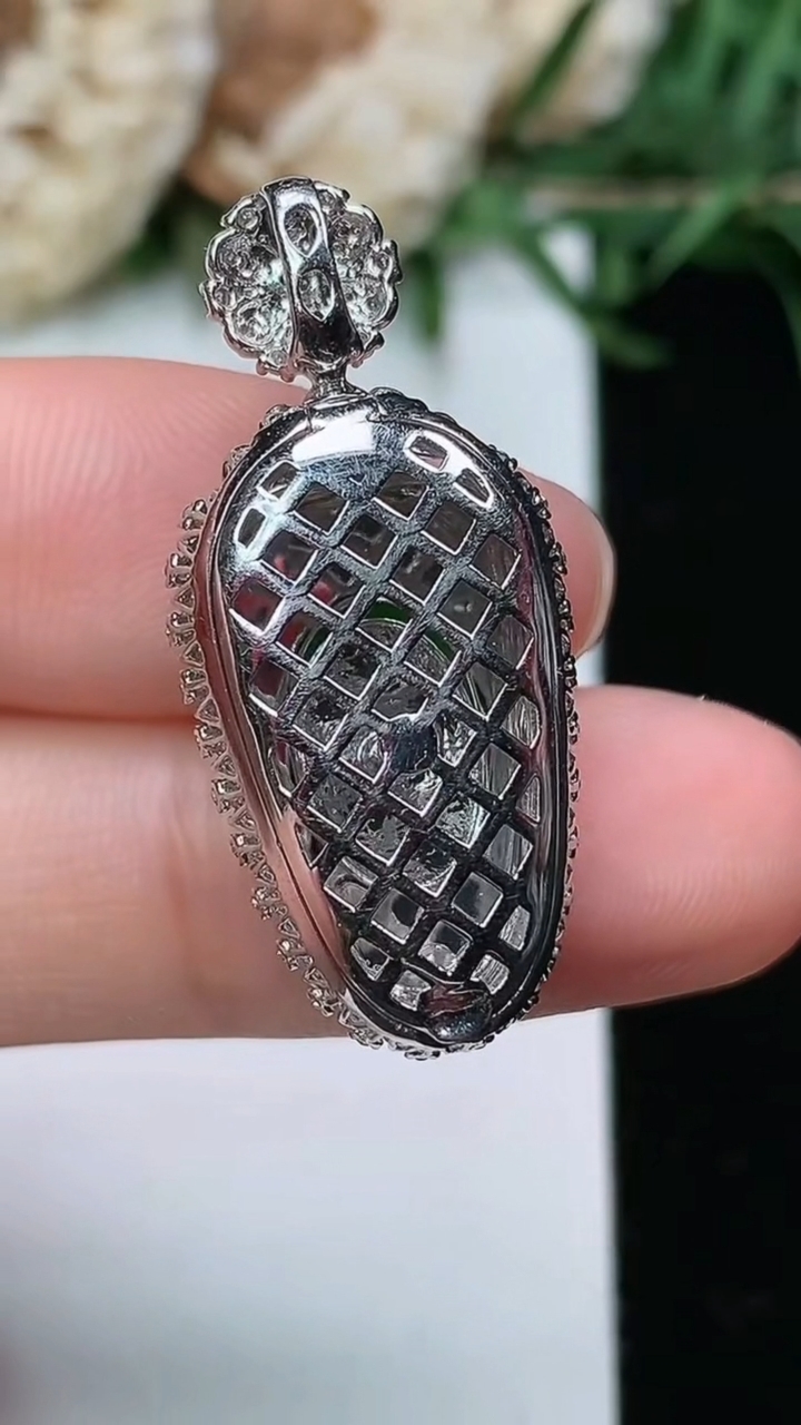 天然A货翡翠金枝玉叶 叶子吊坠，尺寸31-14-8.7，裸石19-10.7，重量:4.03g
3月23日