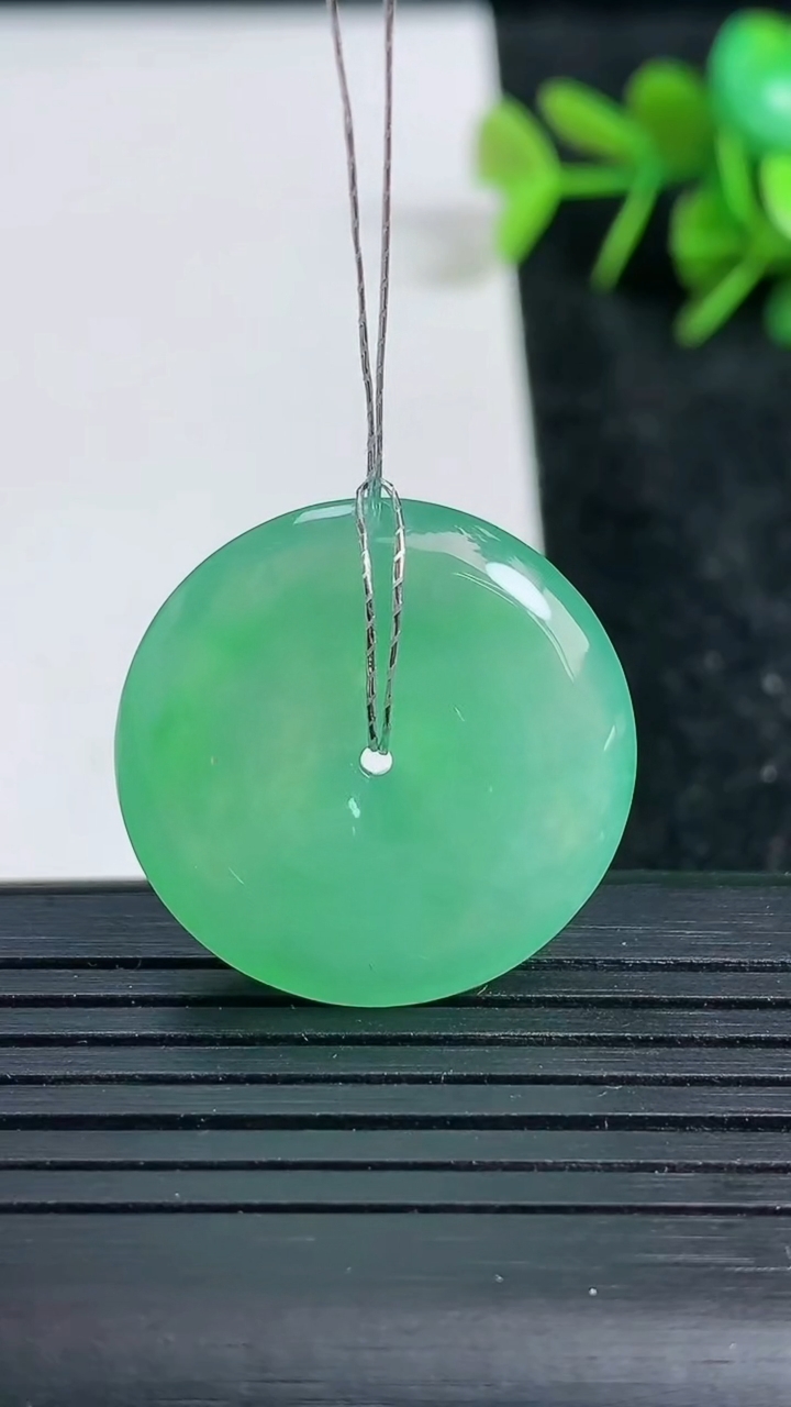 天然A货翡翠平安扣吊坠尺寸25-5.7重量:7.43g
3月23日