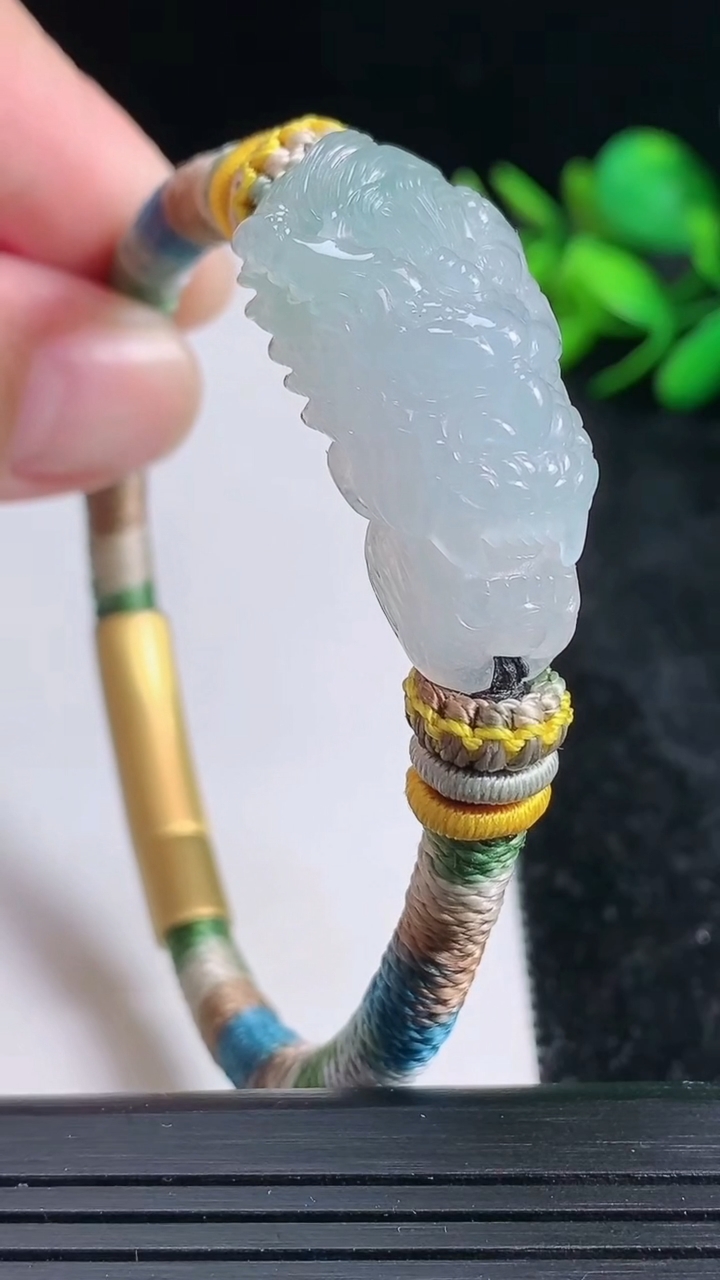 天然A货翡翠龙头手牌尺寸34.5-15.6-12.5重量:20.32g
3月23日