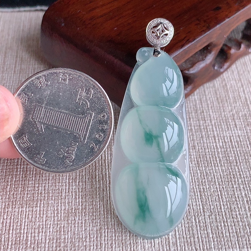 天然A货翡翠18K金镶嵌飘花大福豆平安豆四季豆吊坠 
尺寸52.6-44.8-18.6-6.6mm 重量10.00g 0322