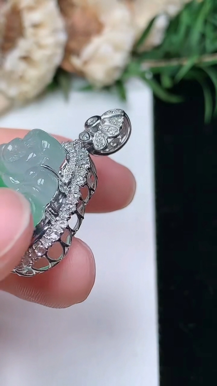 天然A货翡翠佛公吊坠，尺寸31.6-26.7-12，裸石16.2-23.3，重量:6.74g
3月23日