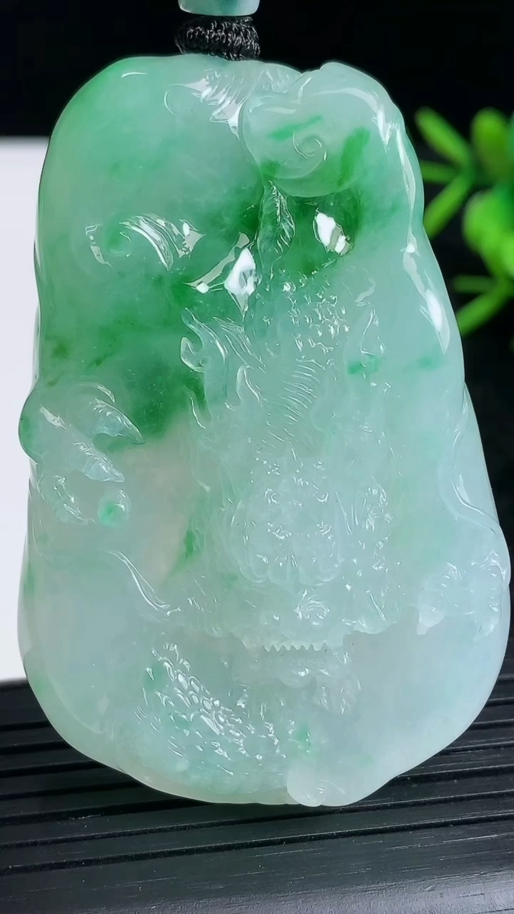 天然A货翡翠龙牌吊坠尺寸60.8-40.8-10.8重量:58.32g
3月23日