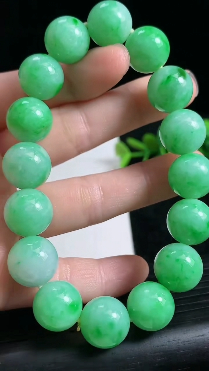 天然A货翡翠圆珠手串尺寸12.9-16颗重量:57.17g3月23日
工厂直销收藏佳品,种好水足，色泽均匀，有种有色，上手高大气！