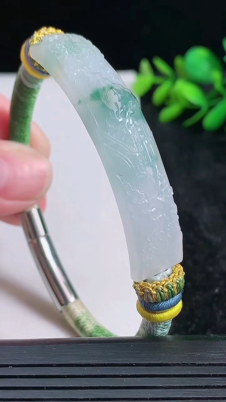 天然A货翡翠手牌尺寸54.1-11.6-5.6重量:19.05g
3月23日