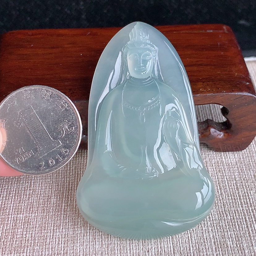 天然A货翡翠晴水观音吊坠 
尺寸62.8-39-6mm 重量25.00g 0322