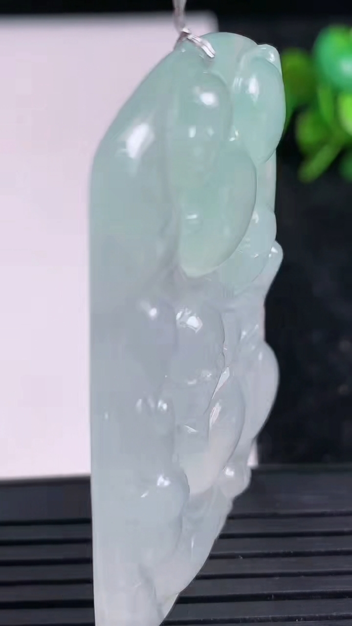 天然A货翡翠逍遥佛吊坠尺寸53.4-31.4-5.5重量:19.83g
3月23日