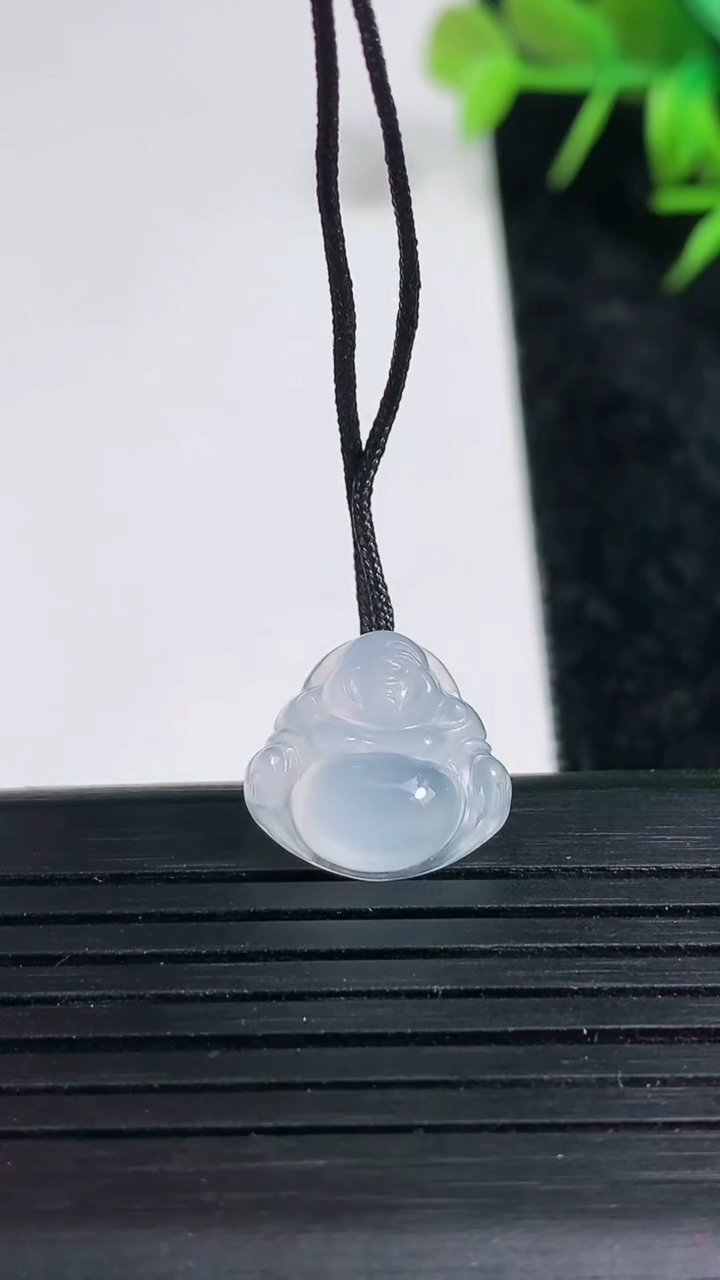 天然A货翡翠佛公吊坠尺寸13.6-14.2-5.8重量:1.66g
3月23日