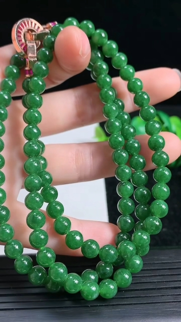天然A货翡翠圆珠项链尺寸5.8-108颗重量:42.41g
3月23日