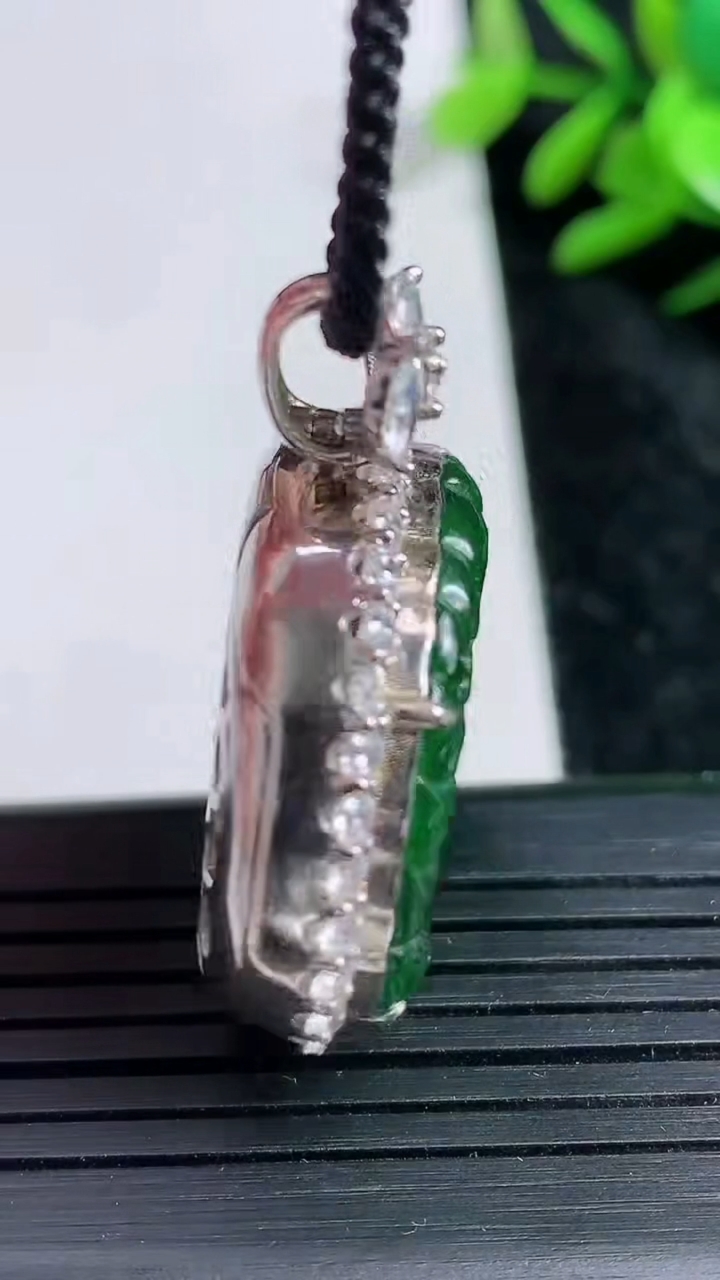 天然A货翡翠凤凰吊坠尺寸34.2-30.5-10.9裸石22.2-26.4重量:15.92g
3月23日