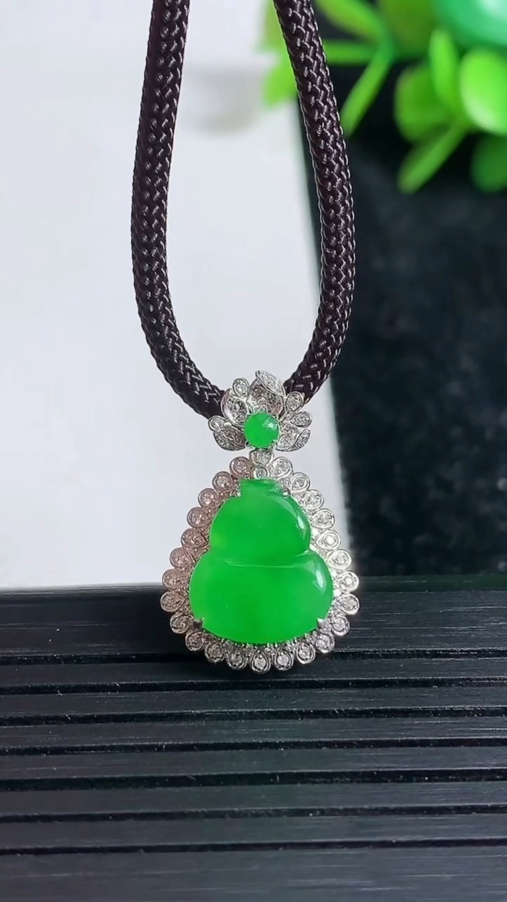 天然A货翡翠葫芦吊坠尺寸20.7-13.8-6.7裸石11.2-9.9重量:1.88g
3月23日