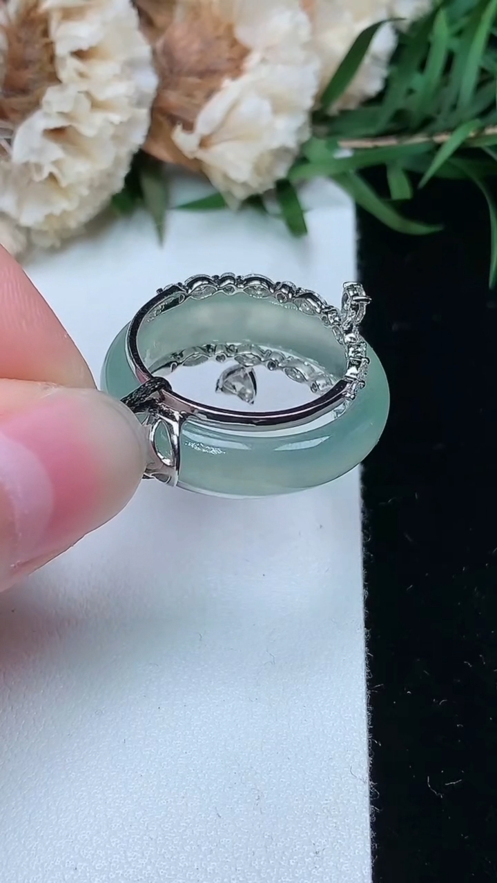 天然A货翡翠指环戒指，尺寸17.8-5.2-3，重量:5.73g2026年3月23日
工厂直销收藏佳品,种好水足，色泽均匀，有种有色，上手高大气！