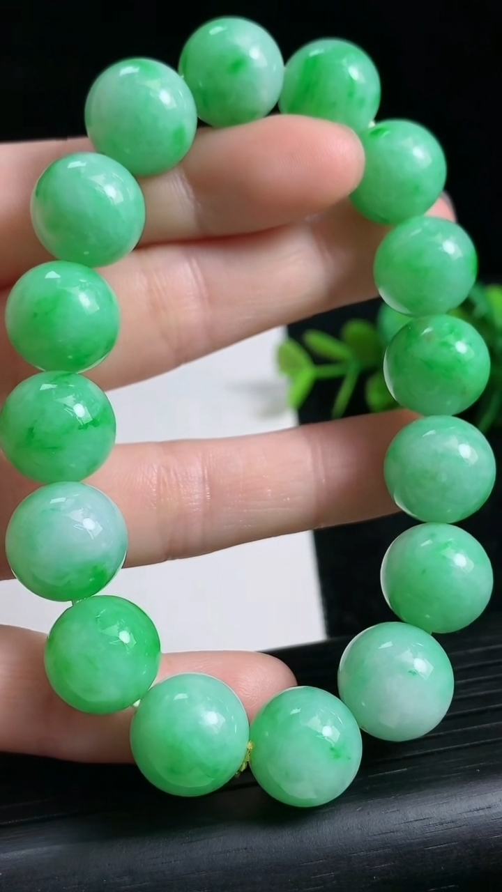 天然A货翡翠圆珠手串尺寸12.9-16颗重量:57.17g3月23日
工厂直销收藏佳品,种好水足，色泽均匀，有种有色，上手高大气！
