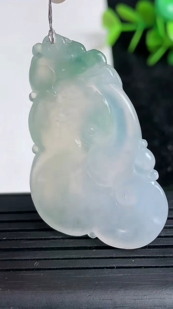 天然A货翡翠如意吊坠尺寸46.2-29.2-5.9重量:15.15g
3月23日