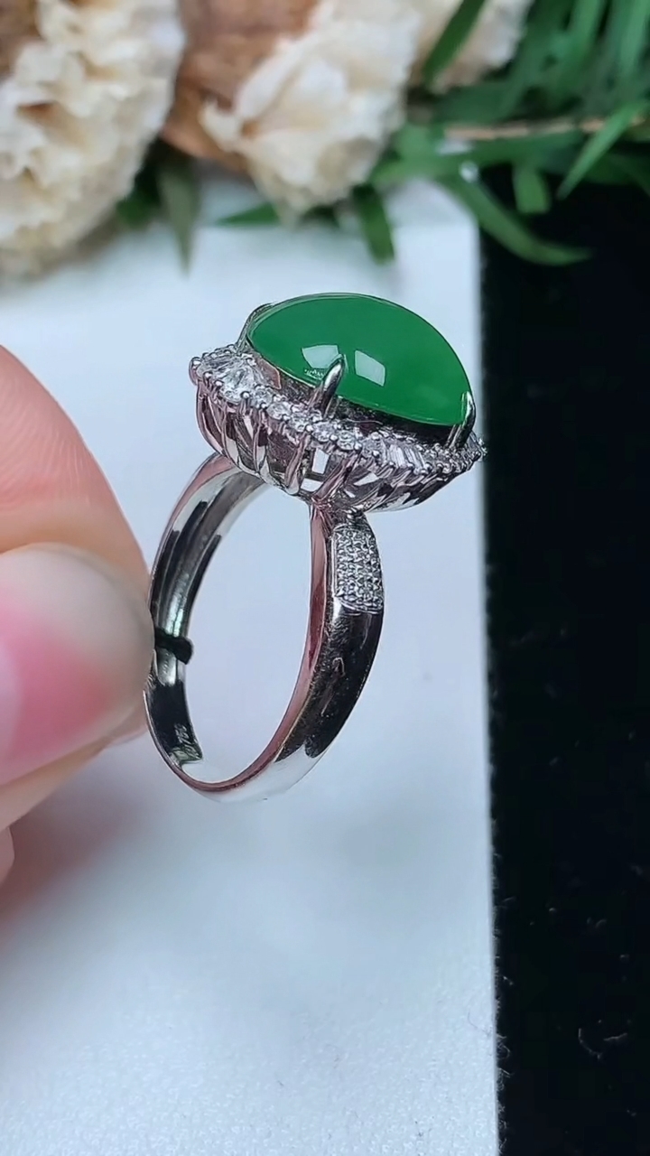 天然A货翡翠蛋面戒指，尺寸17-12.8-11.6，重量:5.66g2026年3月23日
工厂直销收藏佳品,种好水足，色泽均匀，有种有色，上手高大气！