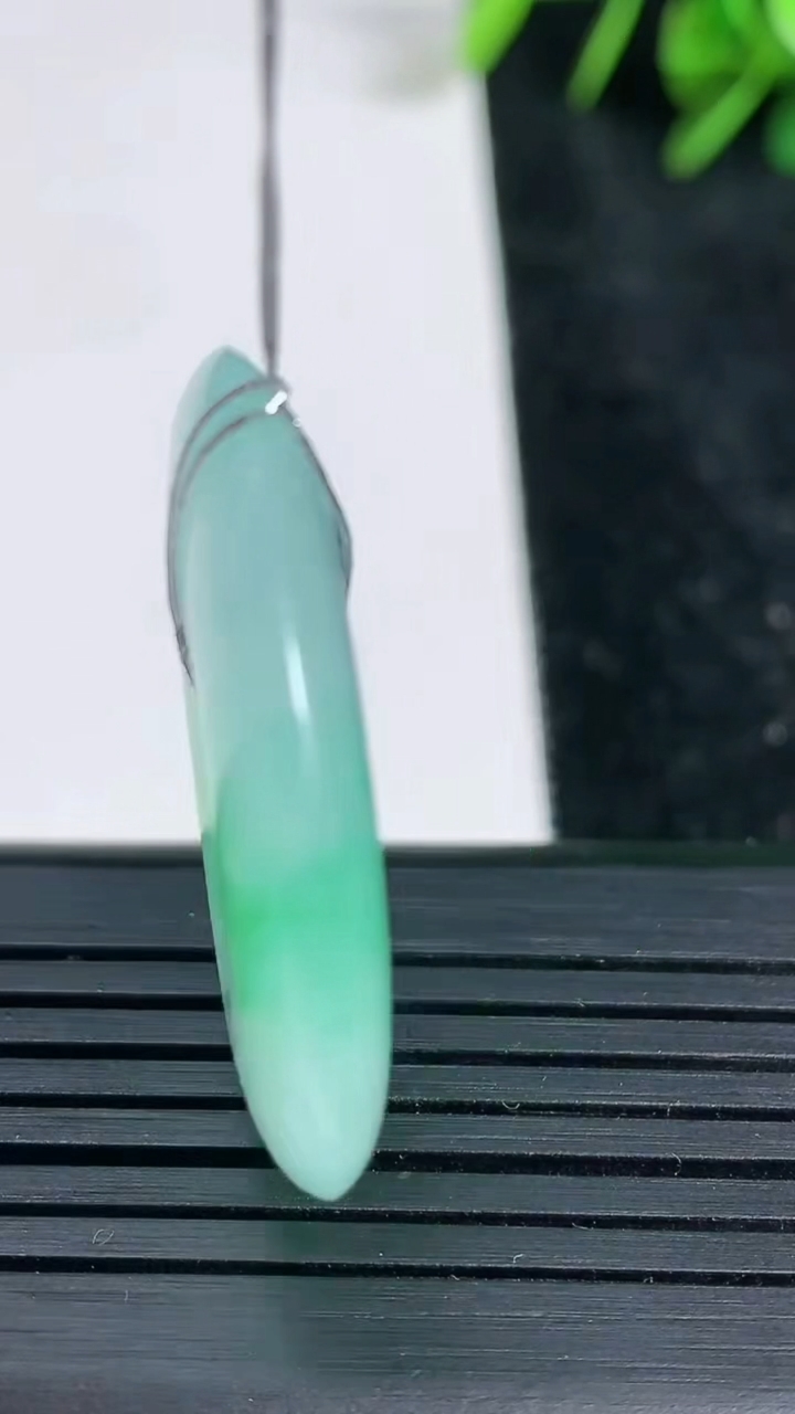 天然A货翡翠平安扣吊坠尺寸31.8-5.4重量:11.46g
3月23日