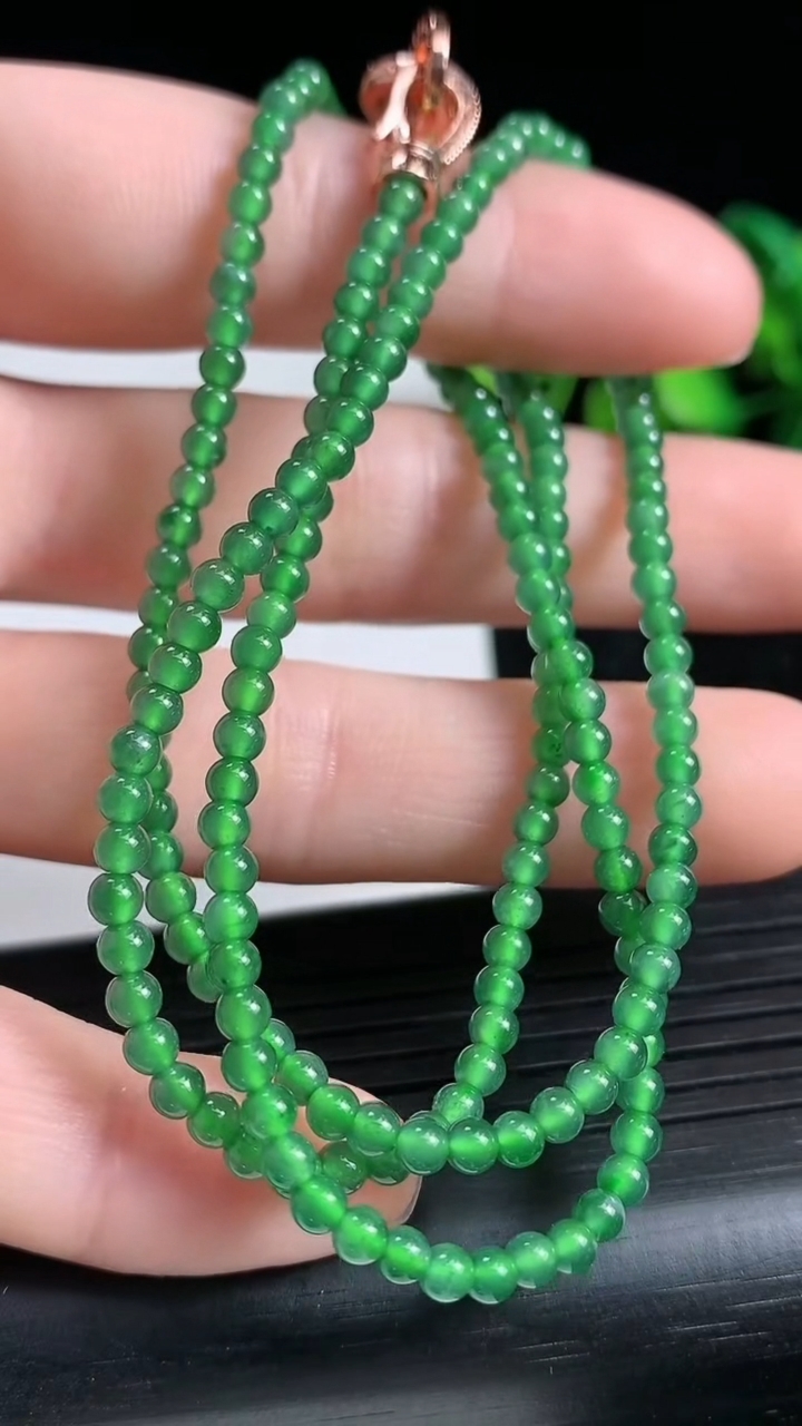 天然A货翡翠小米珠项链尺寸2.9重量:9.03g
3月23日