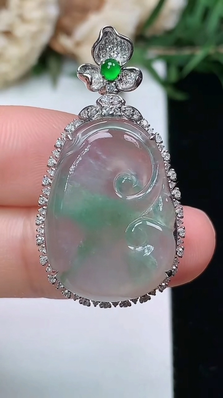 天然A货翡翠如意吊坠，尺寸34.2-18.4-8.3，裸石21.8-15.5，重量:4.02g
3月