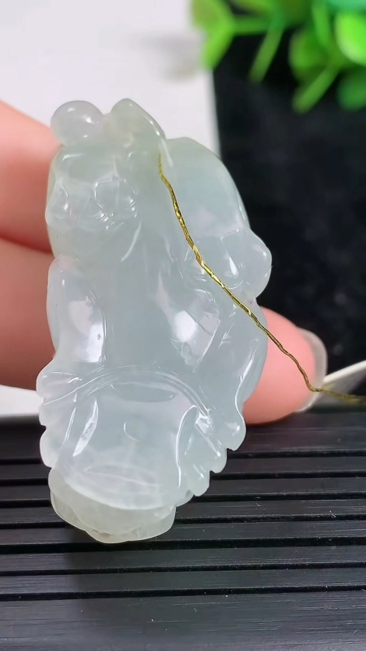 天然A货翡翠貔貅吊坠尺寸42.6-21.2-12.6重量:21.95g
3月23日