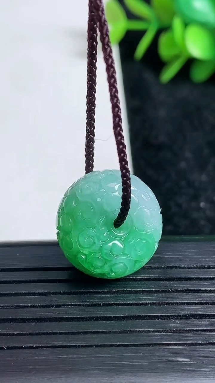 天然A货翡翠雕花路路通吊坠尺寸18.5-10.7重量:7.49g
3月23日