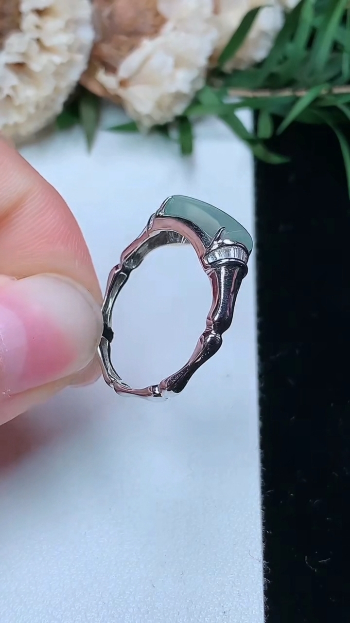 天然A货翡翠白冰马鞍戒指，尺寸17.3-11.8-4，重量:2.34g2026年3月23日
工厂直销收藏佳品,种好水足，色泽均匀，有种有色，上手高大气！