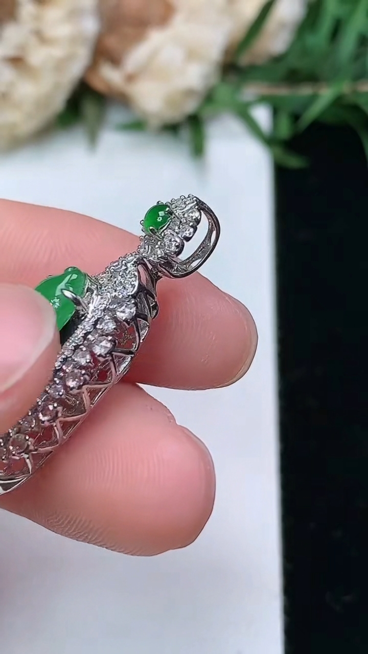 天然A货翡翠福豆吊坠，尺寸30.2-12.7-9.8，裸石17-7，重量:3.44g
3月23日