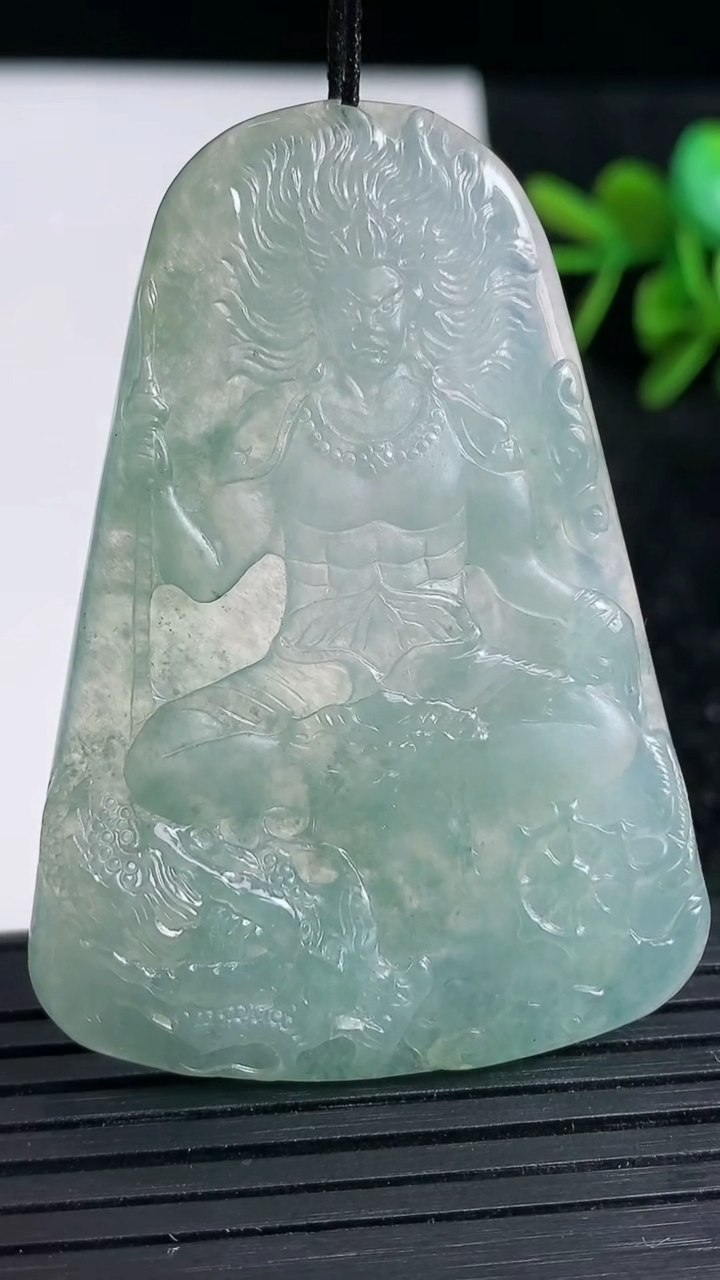 天然A货翡翠御龙不动明王吊坠尺寸54.6-39-5.5重量:23.19g
3月23日