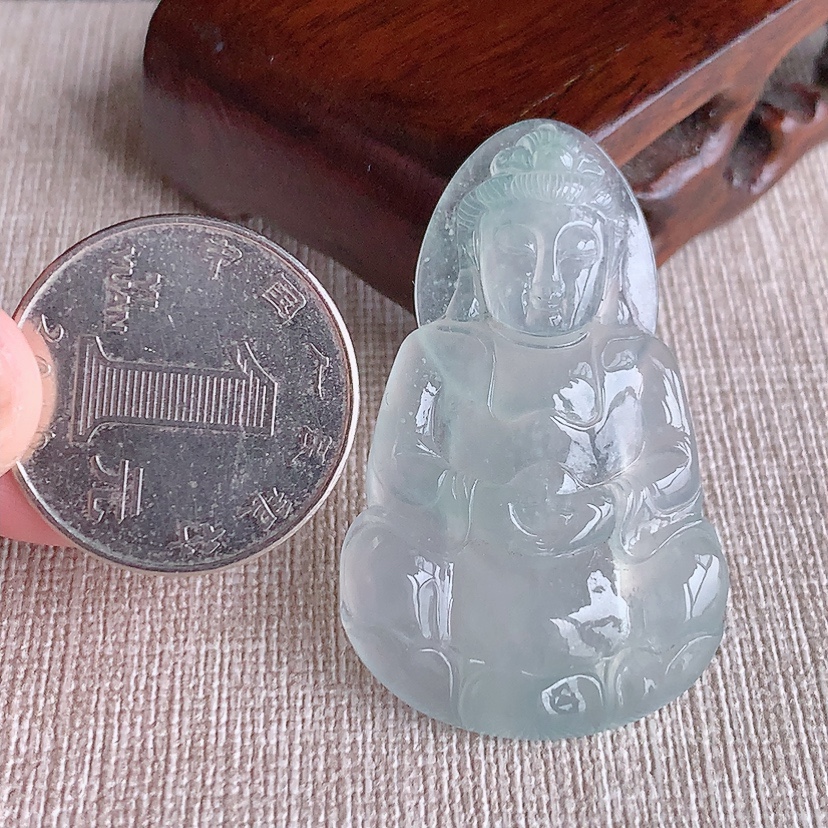 天然A货翡翠晴水正装观音吊坠 
尺寸45-27.3-5mm 重量10.06g 0322
