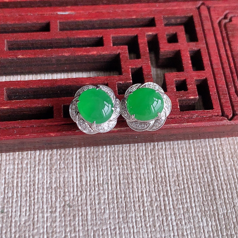 天然A货翡翠18K金伴钻镶嵌阳绿蛋面耳钉 
尺寸6.8-6mm 重量2.50g 0322