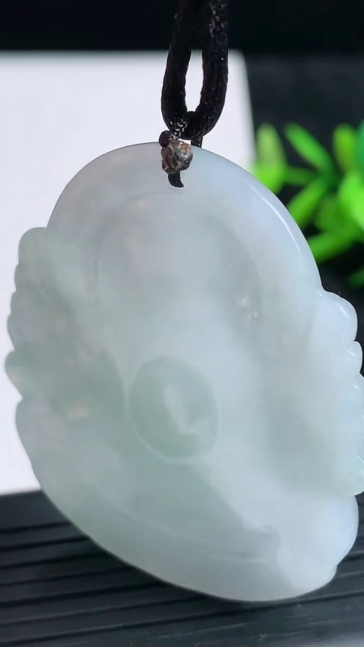 天然A货翡翠大势至菩萨吊坠尺寸48.4-39.1-6.1重量:20.37g
3月23日