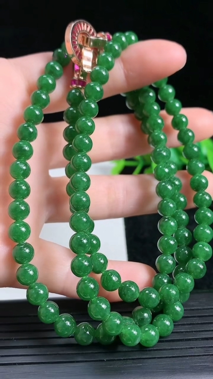 天然A货翡翠圆珠项链尺寸5.8-108颗重量:42.41g
3月23日