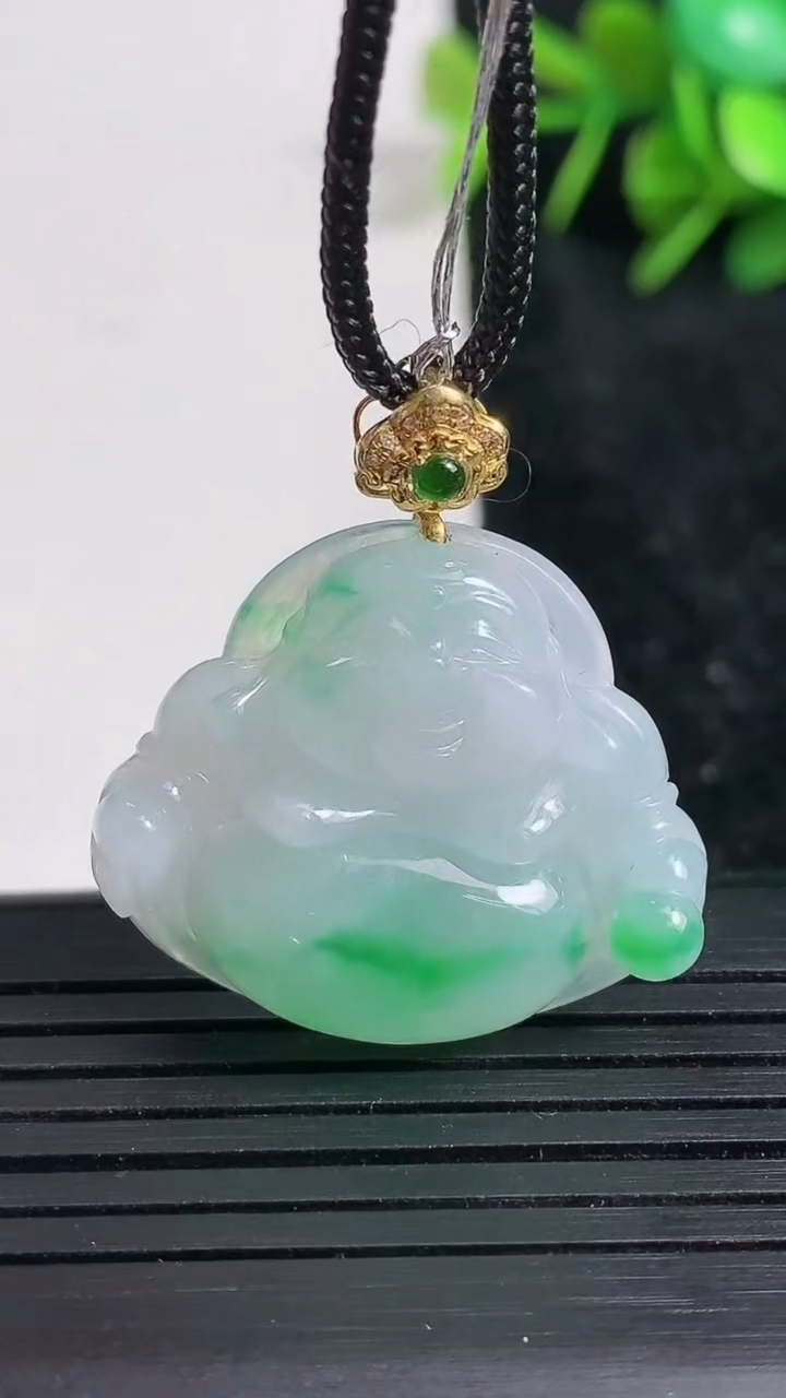 天然A货翡翠佛公吊坠尺寸24.7-28.2-5.7重量:6.93g
3月23日