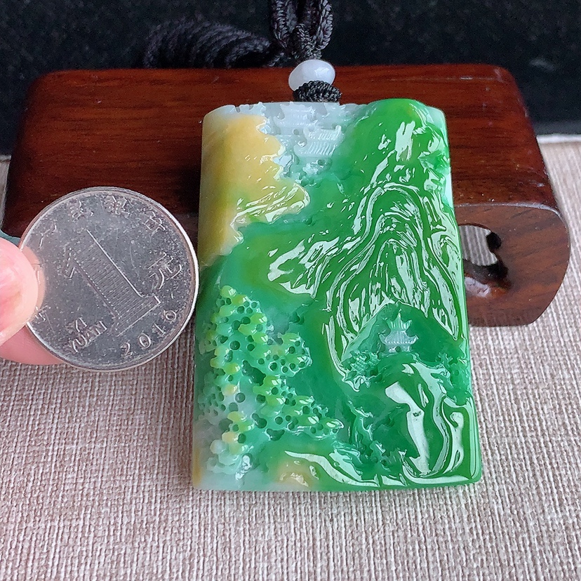 天然A货翡翠黄加绿双彩意境山水牌吊坠  
尺寸54.6-38.8-8.8mm 重量48.56g 0322