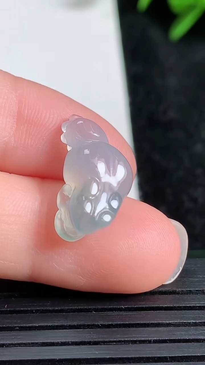 天然A货翡翠飘花金蟾吊坠尺寸17.1-8.7-5.8重量:1.62g
3月23日