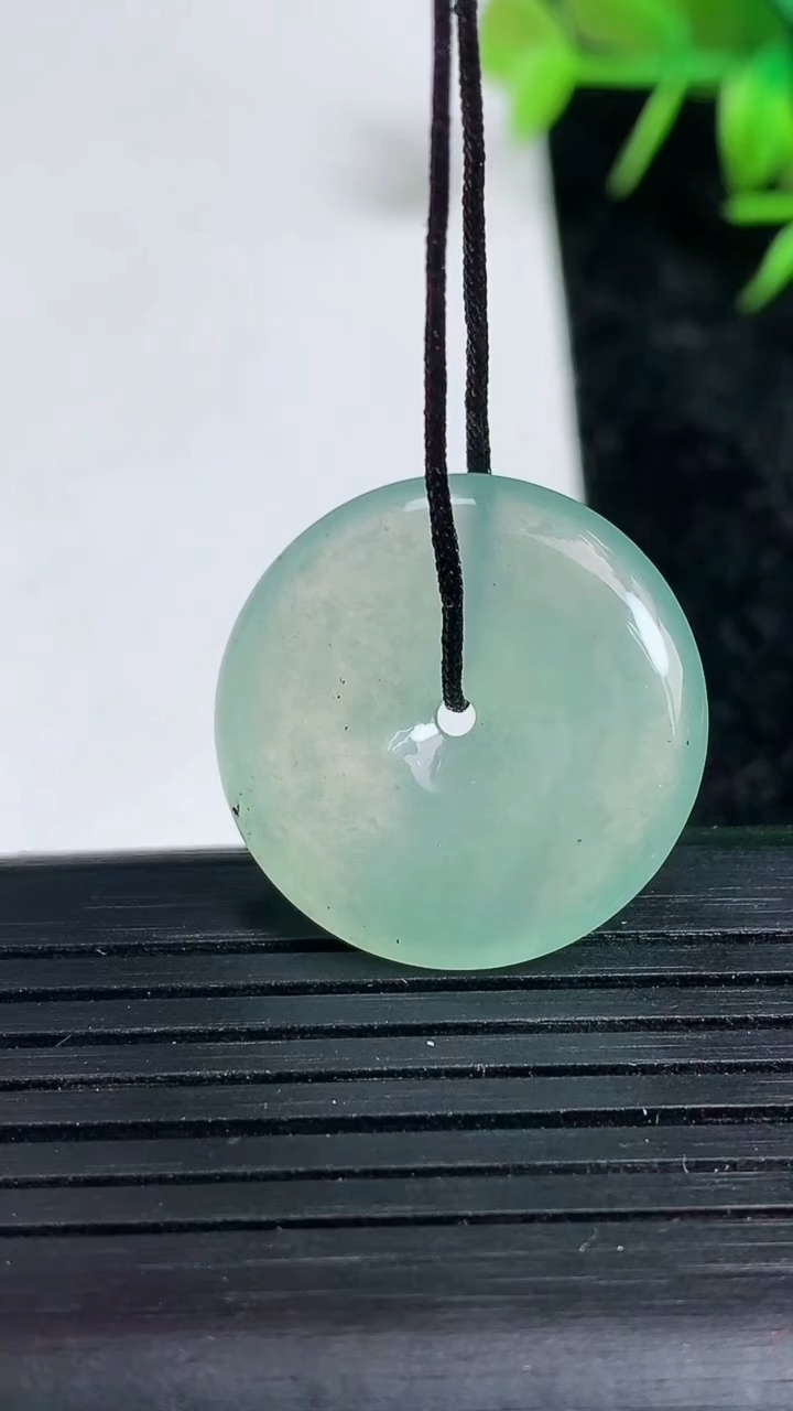 天然A货翡翠平安扣吊坠尺寸23.2-4.7重量:5.54g
3月23日