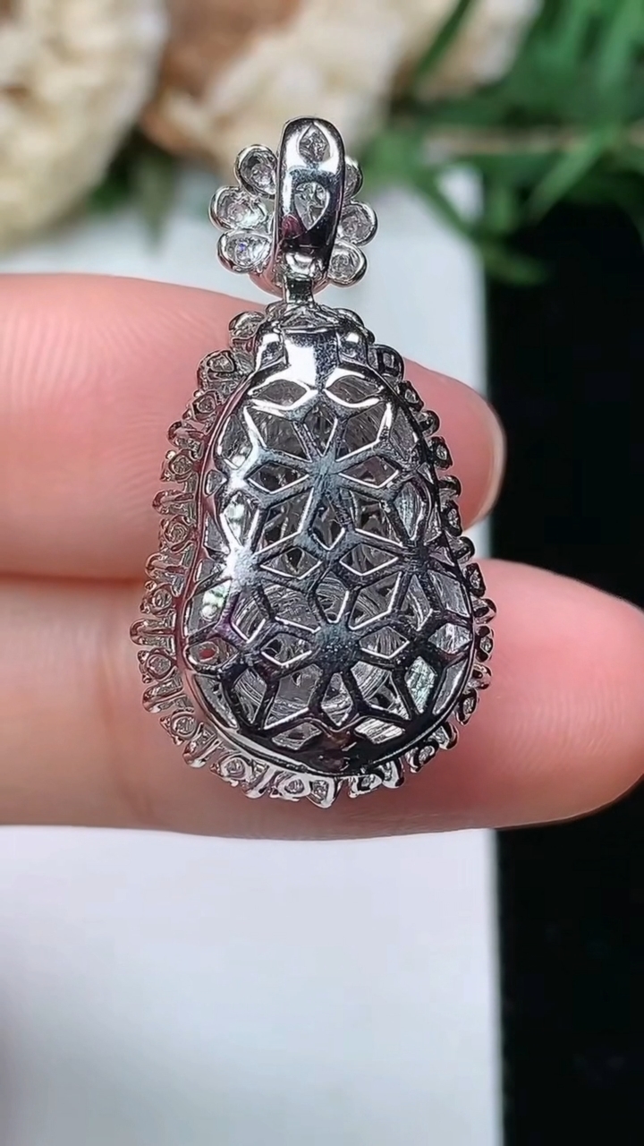 天然A货翡翠葫芦吊坠，尺寸28.3-15-11.2，裸石16.3-11.9
3月23日，重量:4.81g