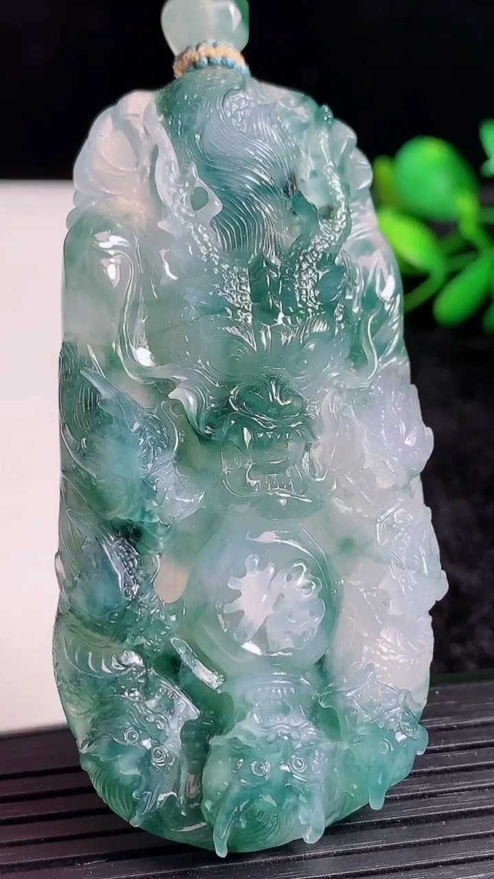 天然A货翡翠种飘花九龙至尊 龙牌吊坠尺寸70.7-35-11.5重量:55.90g
3月23日