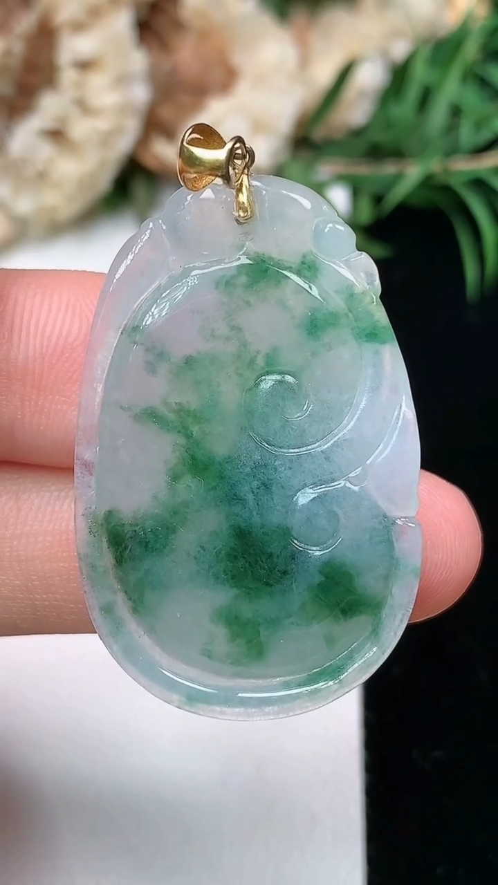 天然A货翡翠飘花如意吊坠，尺寸34.8-22.4-5，重量:7.99g
3月23日