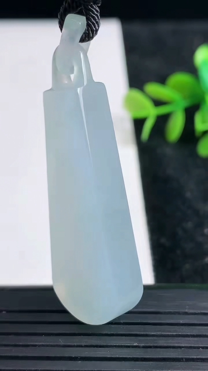 天然A货翡翠飘花无事牌吊坠尺寸42.8-11.6-7重量:10.59g
3月23日