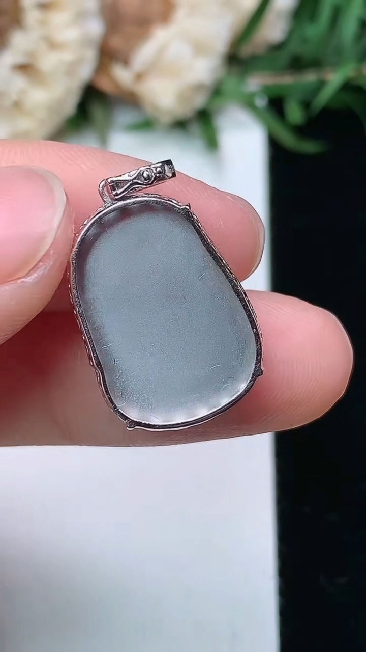 天然A货翡翠k金紫罗兰 飘花如意吊坠，尺寸18.2-13.4-5.3，重量:2.66g
3月23日