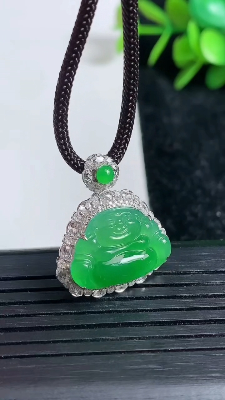 天然A货翡翠佛公吊坠尺寸23.6-21.2-9.5裸石12.3-17.8重量:4.37g
3月23日