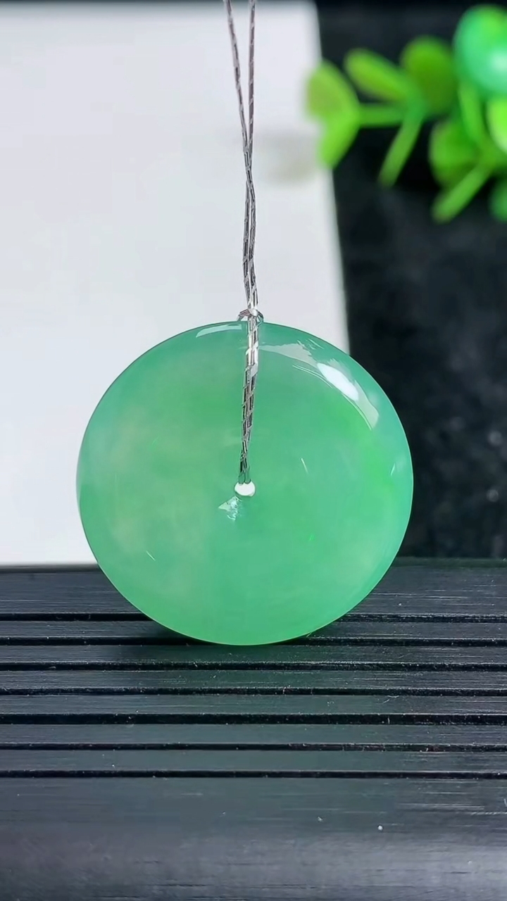 天然A货翡翠平安扣吊坠尺寸25-5.7重量:7.43g
3月23日