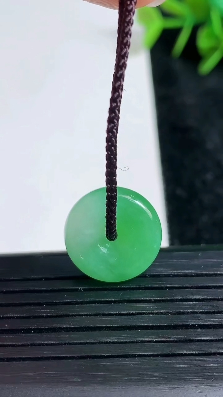 天然A货翡翠平安扣吊坠尺寸15.6-5.2重量:2.91g
3月23日