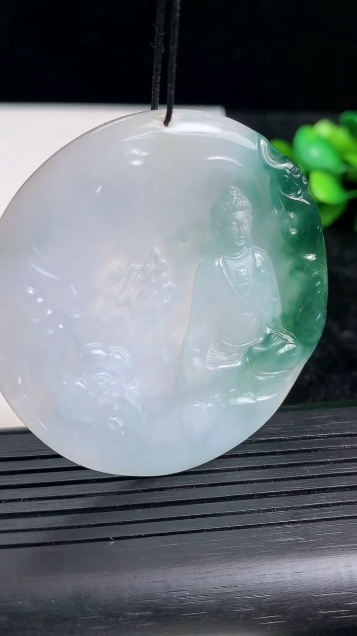 天然A货翡翠阿弥陀佛吊坠尺寸54-5.4重量:32.76g
3月23日