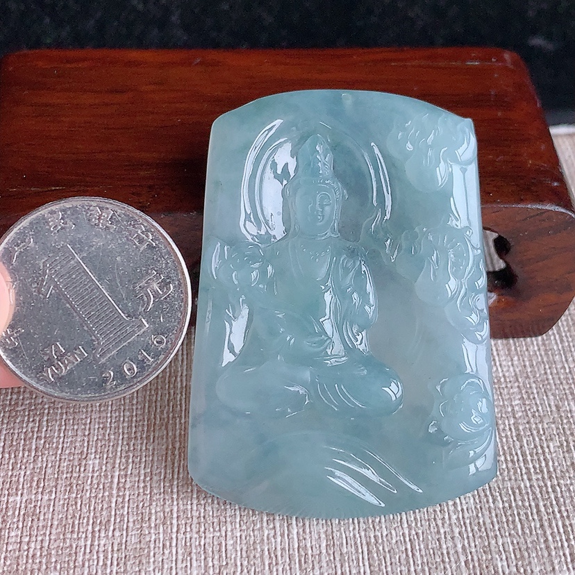 天然A货翡翠晴水大势至菩萨吊坠 
尺寸53.6-38-5.6mm 重量26.90g 0322