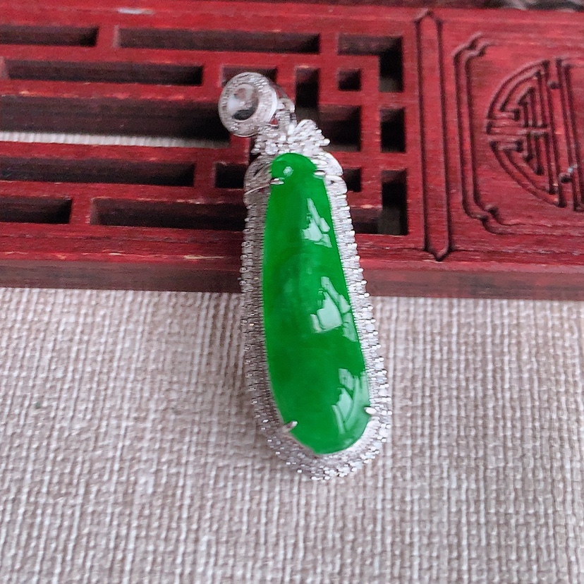 天然A货翡翠18K金伴钻镶嵌阳绿四季豆福豆平安豆吊坠 
尺寸40.2-12-9.3裸石27-8.4mm 重量4.58g 0322