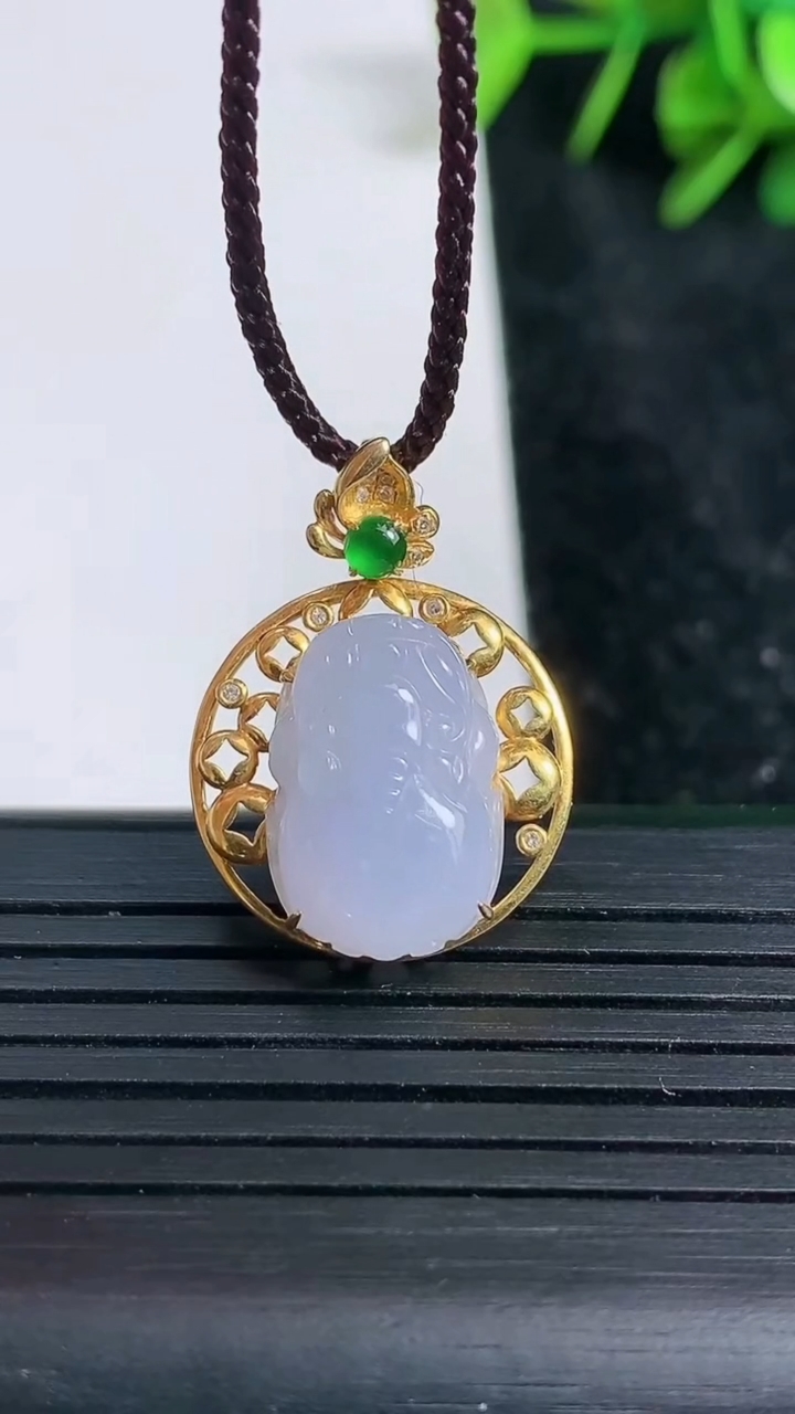 天然A货翡翠18K金紫罗兰貔貅吊坠尺寸25-17.7-7.4裸石15-10.5重量:2.89g
3月