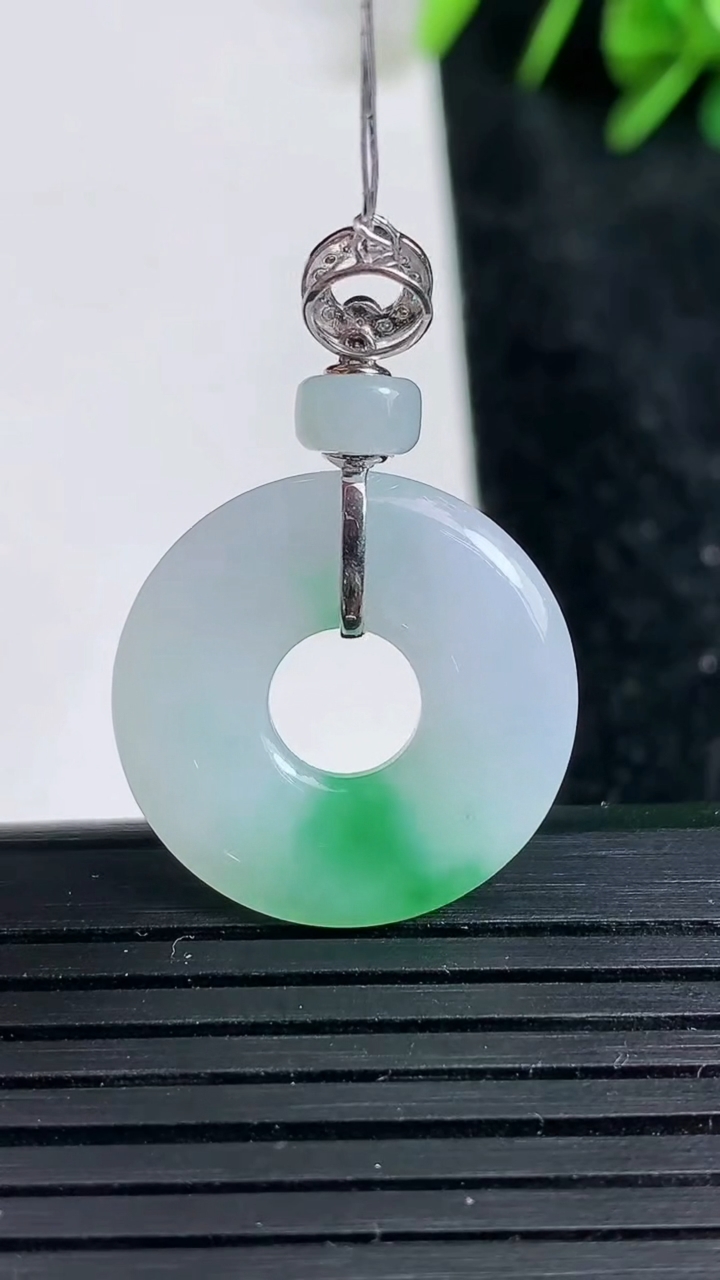 天然A货翡翠平安环吊坠尺寸21.2-3.2重量:3.94g
3月23日