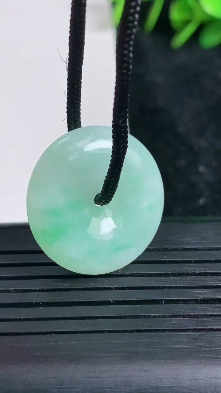 天然A货翡翠平安扣吊坠尺寸22.8-5.2重量:4.88g
3月23日